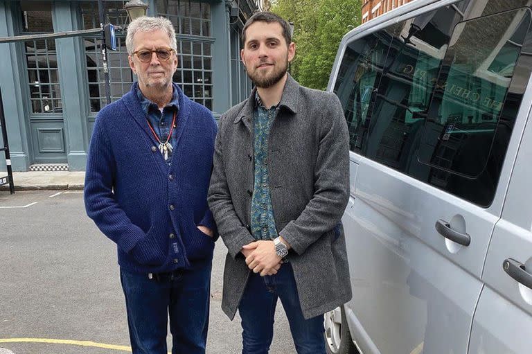 Clapton con el fundador de Jam for Freedom, Caleb McLaughlin. El grupo toca para difundir su mensaje “pro libertad sanitaria”. Clapton les dio dinero y les ofreció su camioneta para salir a tocar