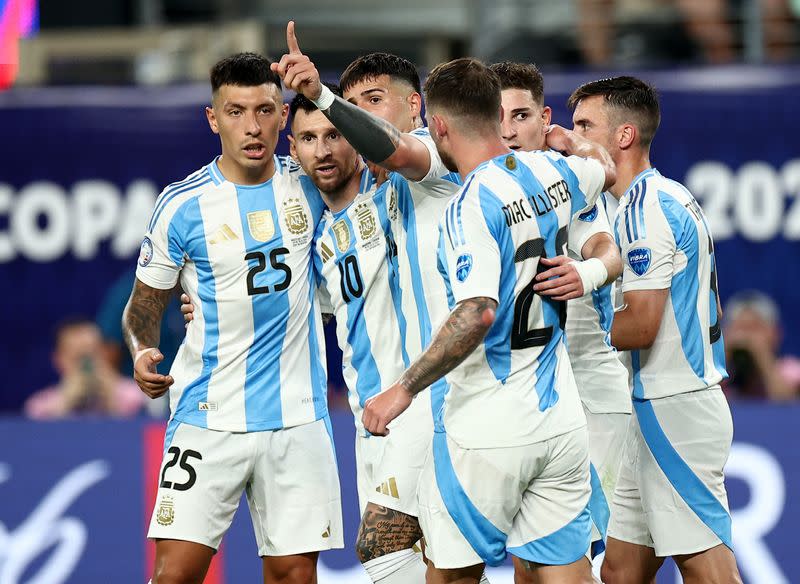 Foto del martes del capitán de Argentina Lionel Messi celebrando con sus compañeros tras marcar ante Canadá