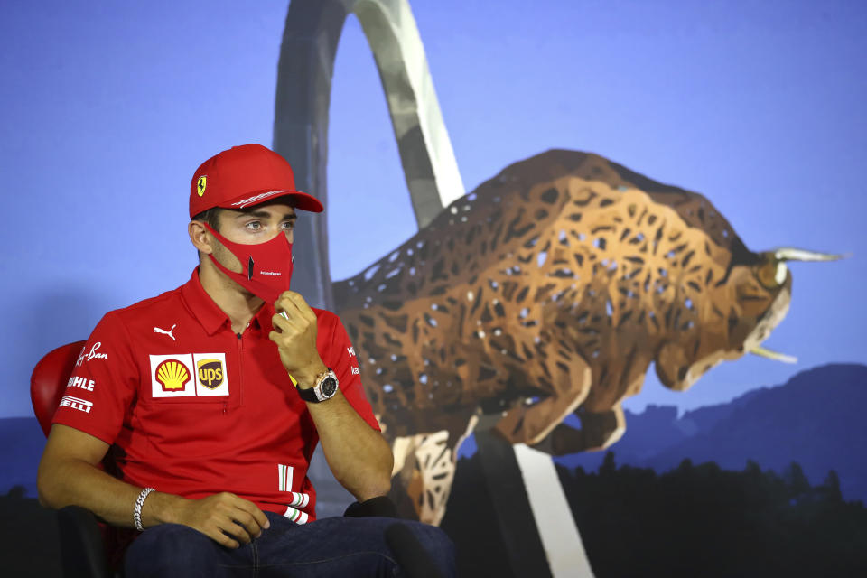 El piloto de Ferrari Charles Leclerc durante una rueda de prensa en el circuito de Spielberg, Austria, el jueves 9 de julio de 2020. El Gran Premio de Estiria se disputará en el autódromo el domingo. (Bryn Lennon/Pool vía AP)