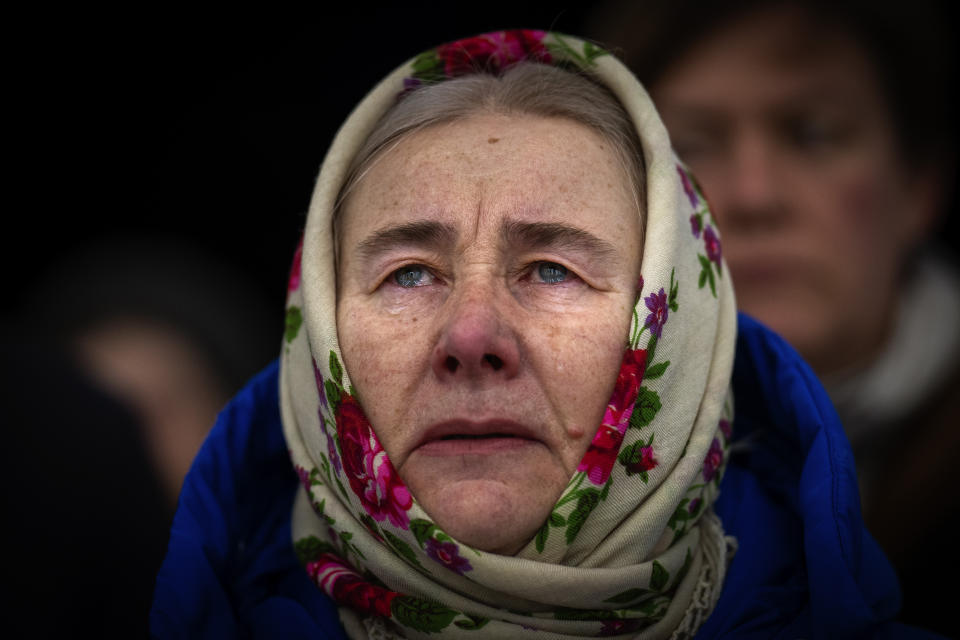 持續超過七個月的巴赫姆特浴血戰，烏克蘭婦女為罹難的軍民流淚悼念。(畫面來源：AP)