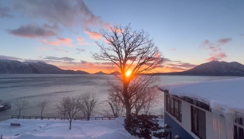 從飯店窗戶望出去可以看到夕陽及雪景。（圖／東森新聞）