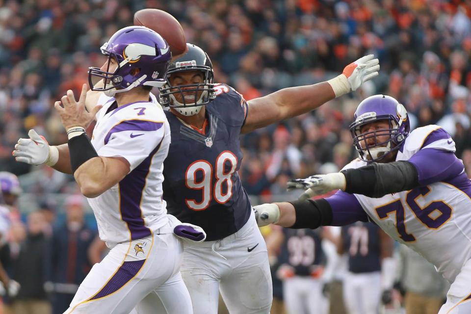 Corey Wootton #98 of the Chicago Bears attempts to sack Christian Ponder #7 of the Minnesota Vikings at Soldier Field on November 25, 2012 in Chicago, Illinois. (Photo by Dilip Vishwanat/Getty Images)