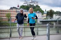 DJ Ötzi und "Wings for Life World Run"-CEO Anita Gerhardter wissen es schon längst: Salzburg zählt zu den schönsten Orten Österreichs. Beim Lauf durch die Mozartstadt gibt es zahlreiche Sehenswürdigkeiten zu entdecken. (Bild: Andreas Schaad/Wings for Life World Run)