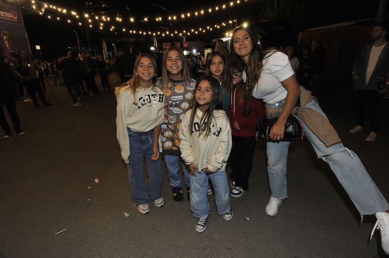 ¡En familia! Cinthia Fernández eligió disfrutar del show junto a sus hijas