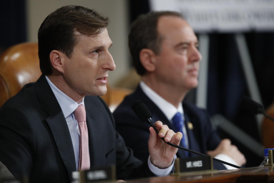 Daniel Goldman, director de investigaciones de la Comisión de Inteligencia de la Cámara de Representantes (izq) hace una pregunta al embajador estadounidense ante la Unión Europea, Gordon Sondland, en el Congreso en la investigación sobre el presidente Donald Trump, en Washington, el 20 de noviembre del 2019. (AP Photo/Alex Brandon)