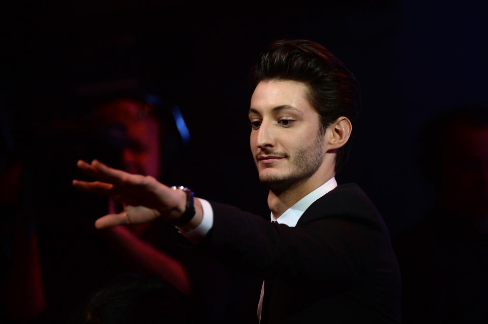 À deux reprises ! Invité en juin 2019 dans l'émission<em> On refait la télé</em> sur RTL, Pierre Niney a fait des confidences à ce sujet. "<em>On me l'a proposé deux fois et à chaque fois, j'étais très très honoré</em>. <em>J'aimerais beaucoup un jour le faire avec du temps pour travailler. À</em> <em>chaque fois là, c'était un manque de temps où je disais je vais pas réussir à faire ce que j'aimerais faire avec l'ambition que j'aimerais que ça ait. La première fois, je me trouvais trop jeune. J'avais besoin de plus d'expérience, de plus de légitimité</em>", avant d'avancer d'autres raisons à ce refus : "<em>C'est dur comme exercice aussi, parce qu'en France on n'est pas toujours dans les meilleures dispositions, je trouve, dans ce genre de cérémonie</em>". (<em>crédit Getty</em>)