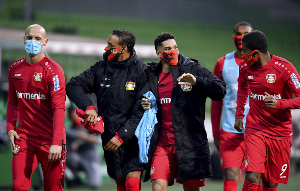 Los jugadores del Bayer Leverkusen bromean durante el mediotiempo del partido contra Werder Bremen por la Bundesliga, en Bremen, Alemania, el lunes 18 de mayo de 2020. (AP Foto/Stuart Franklin, Pool)