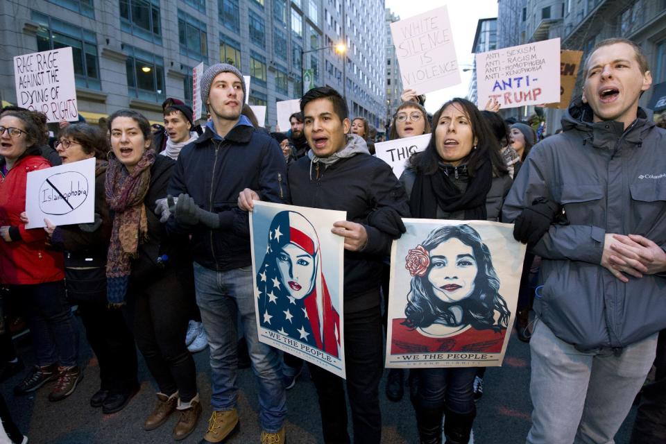 <p>Estas protestas en Washington no han impedido a los simpatizantes de Trump acceder al perímetro de seguridad para ver el paso de los nuevos presidente y primera dama, Melania Trump, y asistir a su discurso inaugural desde las escalinatas del Capitolio. AP Photo/Jose Luis Magana </p>