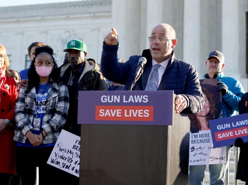 Fred Guttenberg habla mientras Gabby Giffords (a su izquierda), David Hogg (también a su izquierda) y los sobrevivientes de la violencia armada se reúnen frente a la Corte Suprema antes del argumento oral en NYSRPA vs. Bruen el 03 de noviembre de 2021 en Washington, D. C. (Getty Images for Giffords Law Ce)