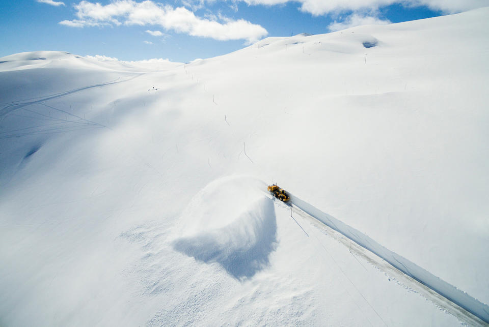 A machine works its way through the snow in Krossbu