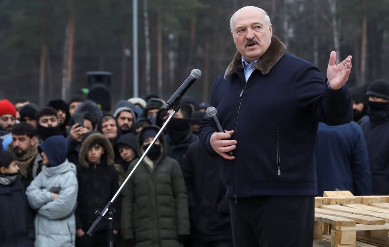 El presidente bielorruso, Alexander Lukashenko, habla a migrantes en la frontera bielorrusa-polaca, en la región de Grodno