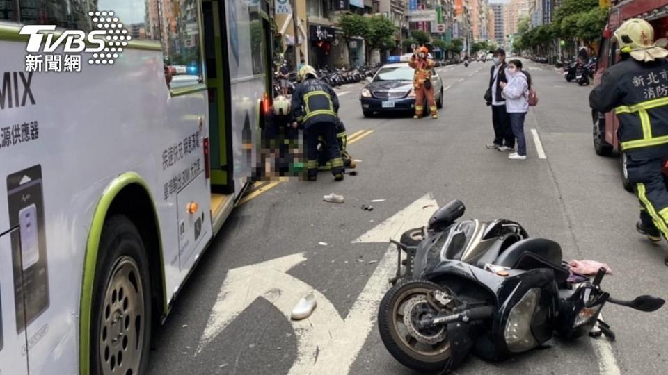 外送員遭撞卡在車底。（圖／TVBS）