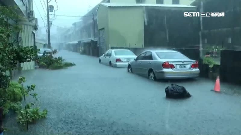中南部豪雨成災，雲林北港的大馬路上也傳出淹水災情。
