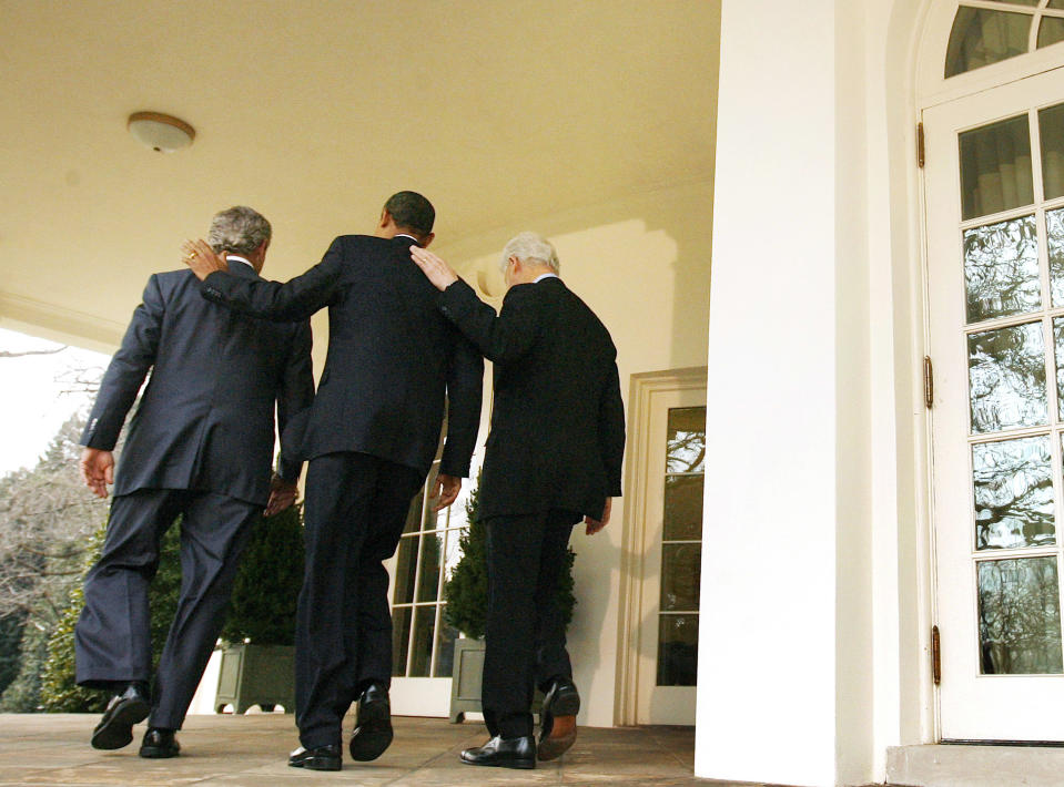 Es ist nicht ungewöhnlich, dass sich Ex-Präsidenten gemeinsam für eine Sache engagieren. Hier kamen Obama, Bush und Clinton 2010 zusammen, um die Folgen eines Hurrikans in Haiti zu bekämpfen. (Bild: REUTERS/Larry Downing)