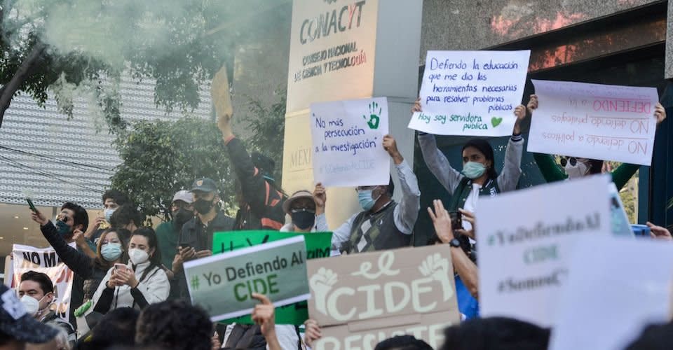 Estudiantes y académicos del Centro de Investigación y Docencia Económicas (CIDE) realizaron una manifestación pacífica de Parque Hundido a las instalaciones del Conacyt ubicadas en Insurgentes Sur, como protesta por la designación como director al doctor José Antonio Romero Tellaeche, a quien acusan de ser impuesto por la titular del Conacyt, María Elena Álvarez - Bulla.