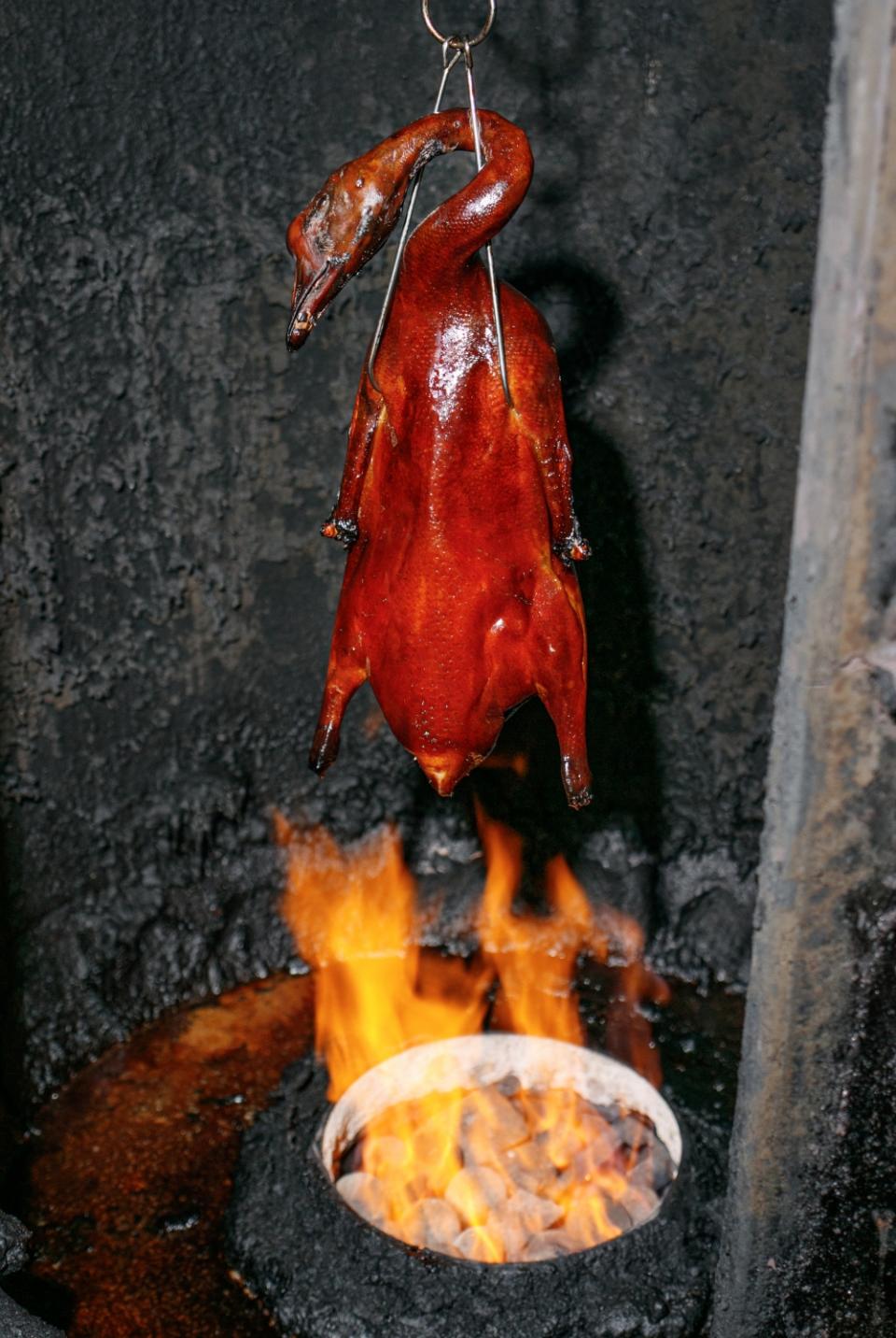 40年老字號「新合成燒臘飯店」 推6小時唔脆包換保證「兩重燒烤燒腩仔」/每日限量人手烤製乳豬