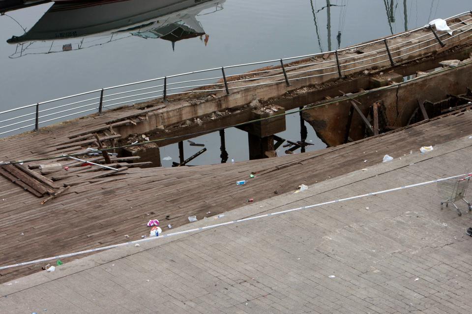 An overhead view of the collapsed pier (Picture: EFE)