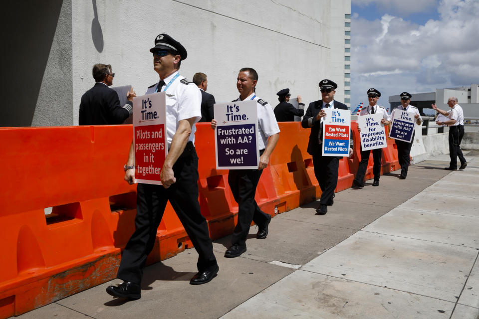 American Airlines Pilots Picket Over Contract (Eva Marie Uzcategui / Bloomberg via Getty Images)