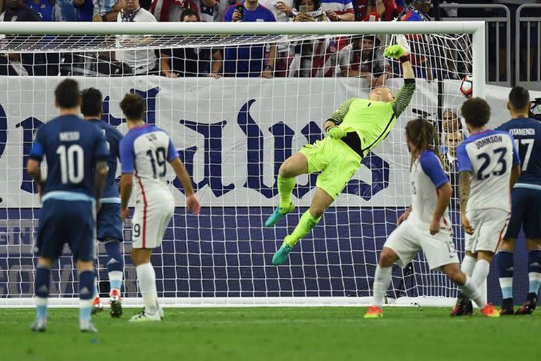 Grito de Messi, espectacular tiro libre por las semifinales de la Copa América del Centenario 2016: Brad Guzan no llega y el rosarino le arrebata a Batistuta el récord histórico como goleador de la selección