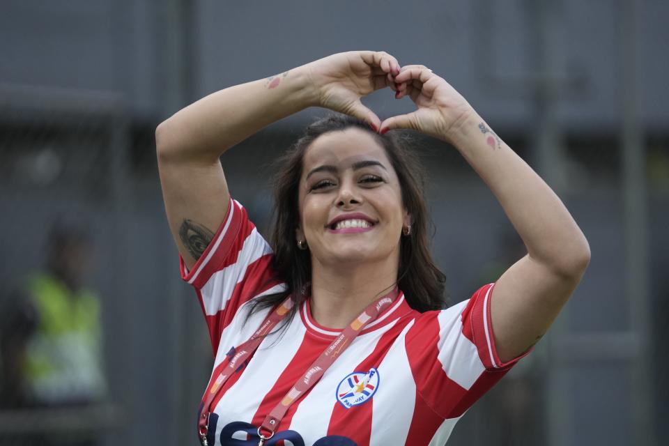 La modelo Larissa Riquielme posa antes del partido de la eliminatoria mundialista entre Paraguay y Bolivia, el martes 17 de octubre de 2023, en Asunción (AP Foto/Jorge Saenz)