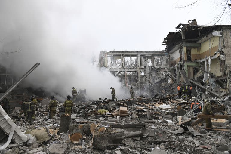 Empleados de emergencia de Donetsk trabajan en el sitio de un centro comercial destruido después de que funcionarios rusos dijeron que fue un bombardeo de las fuerzas ucranianas