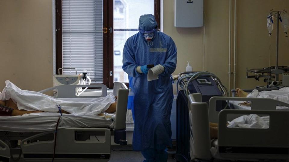 Un sanitario en un hospital de Moscú