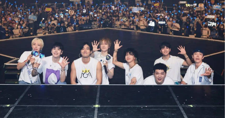 韓團Super Junior成員銀赫（左4）傳出爸爸驟逝的消息，也讓成員們取消菲律賓演唱會，並約定延期再見。（圖／翻攝自SJ IG）