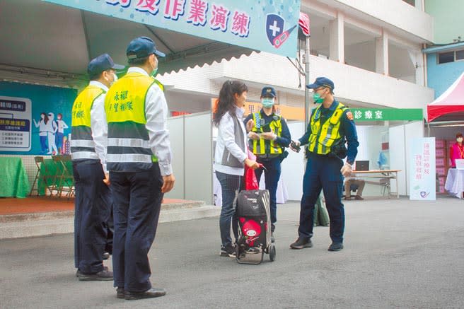 新冠肺炎爆發海外返國潮，居家檢疫人數瞬間爆量，已造成負責追蹤管理第一線人員壓力破表，恐成為台灣防疫上的大破口。圖為防疫人員正準備為入境旅客採集檢體。（范揚光攝）