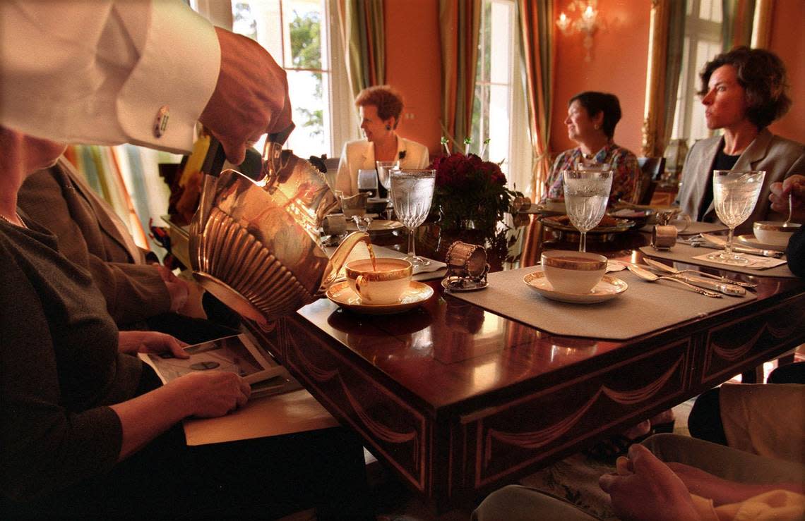 Tea is poured during Adrienne Arsht’s Breakfast, Etc. as the group networks in Arsht’s dining room on Nov. 3, 2000. Charles Trainor Jr/MHS