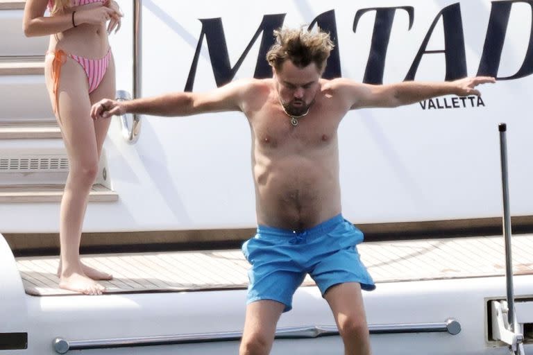 DiCaprio se divirtió en las aguas cristalinas del mediterráneo junto a su sobrina. Allí bucearon, nadaron y hasta compitieron por ver quién saltaba más lejos desde el lujoso yate