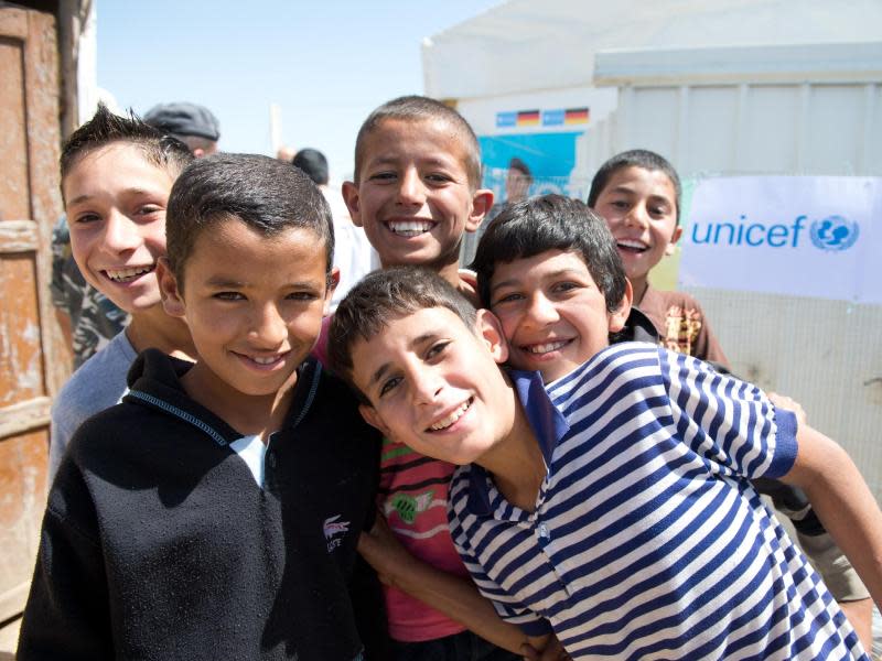 Flüchtlingskinder aus Syrien begrüßen Außenminister Steinmeier fröhlich in einem Lager im Libanon. Foto: Bernd von Jutrczenka