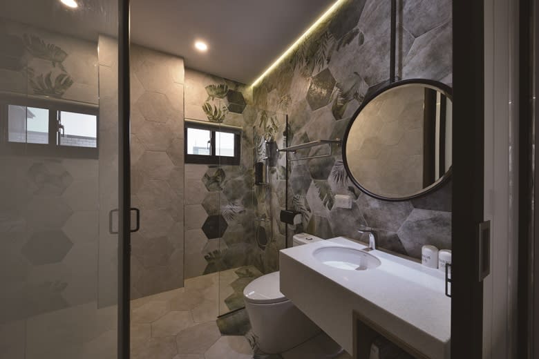 每間浴室立面運用不同的磁磚圖案裝飾也是一大吸睛焦點。攝影/相 王基守