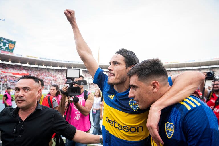 Los festejos de Cavani y Merentiel con los hinchas tras el triunfo de Boca sobre River