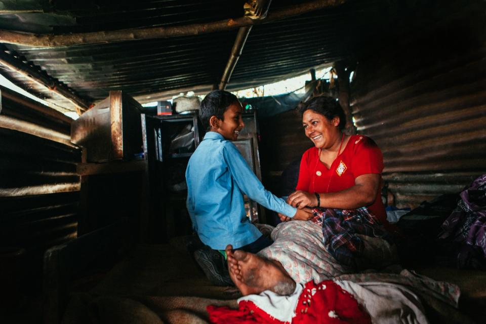 尼泊爾小男孩Ishwor和母親。他們一家住在簡易住所。遠山呼喚提供