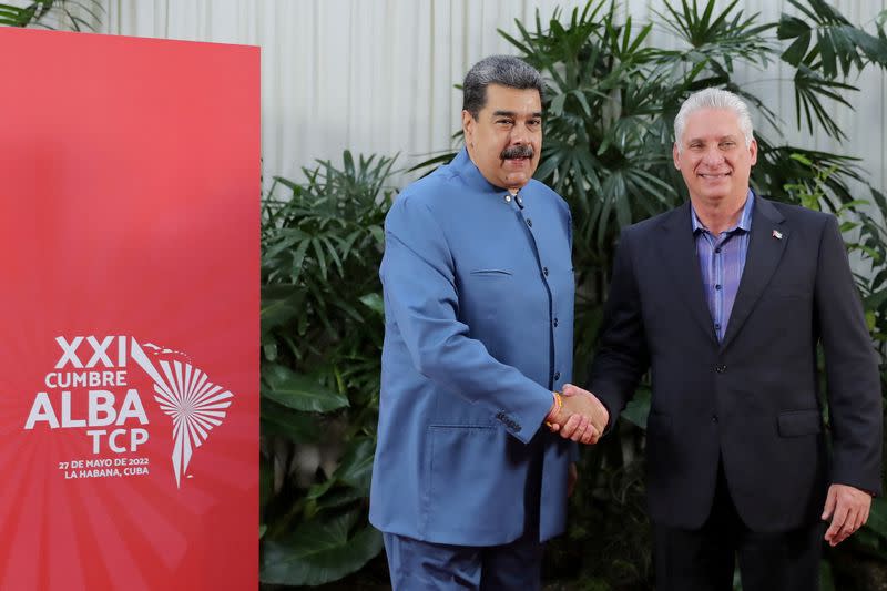 FOTO DE ARCHIVO: El presidente de Venezuela, Nicolás Maduro, estrecha la mano de su par cubano, Miguel Díaz-Canel, durante la reunión del grupo ALBA en La Habana, Cuba