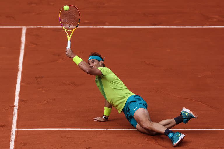 Rafael Nadal en acción frente a Felix Auger-Aliassime en Roland Garros.