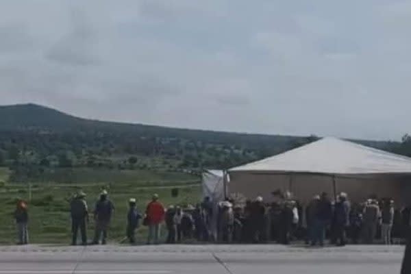 ejidatarios en bloqueo en el arco norte en exigencia de pagos pendientes por sus tierras