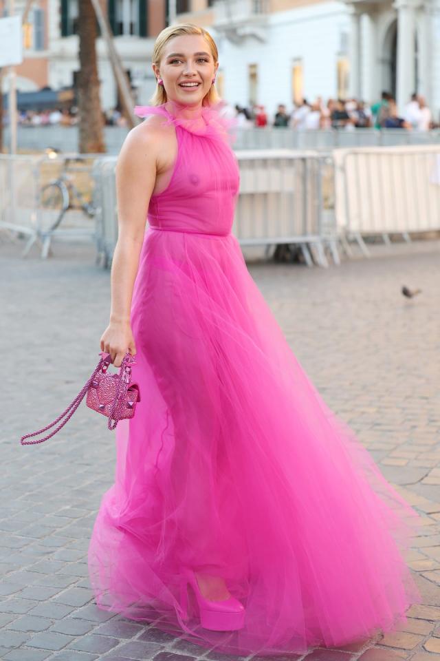 Florence Pugh makes return to Paris Fashion Week in transparent dress  following last year's uproar - Yahoo Sports