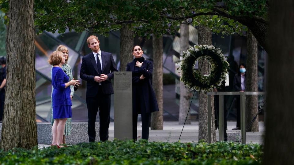 Prinz Harry (2.v.r) und Meghan Markle (r), besuchen das National September 11 Memorial & Museum.