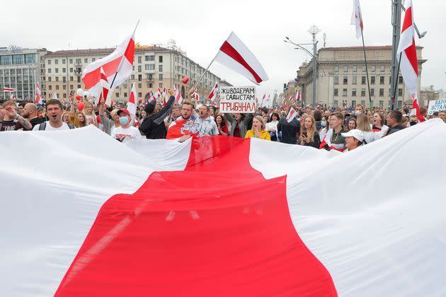 <p>Dimanche, brandissant des drapeaux blanc et rouge, l'étendard de la contestation, une foule immense était réunie sur la place et l'avenue de l'Indépendance de Minsk. </p>