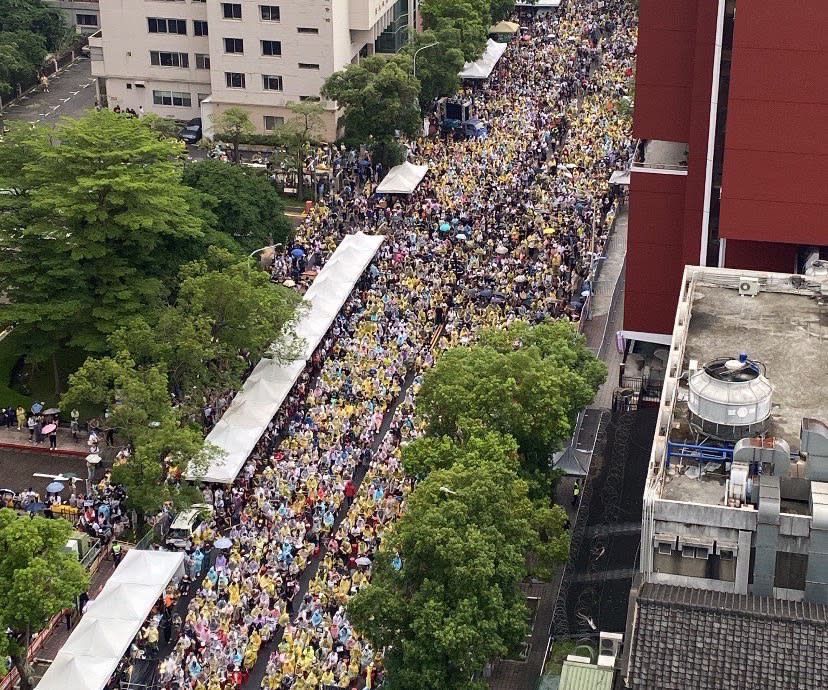 LIVE／破3萬人！人潮包圍立院青島東路、濟南路都滿了 蔓延到中山南路