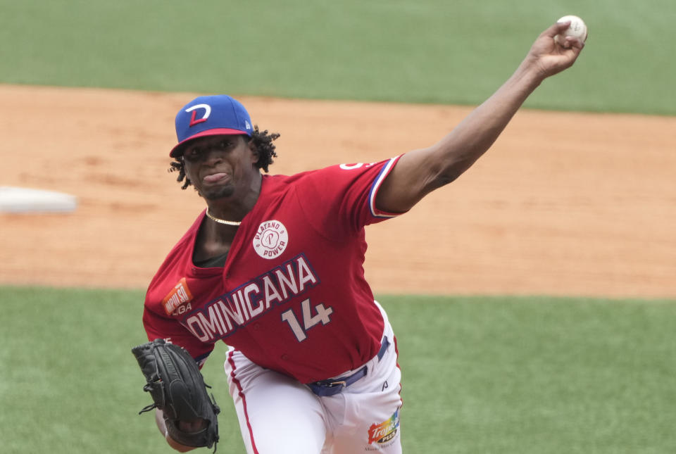 El lanzador Domingo Robles de República Dominicana lanza ante Curazao en la Serie del Caribe en La Guaira, Venezuela, el miércoles 8 de febrero de 2023. (AP Foto/Ariana Cubillos)