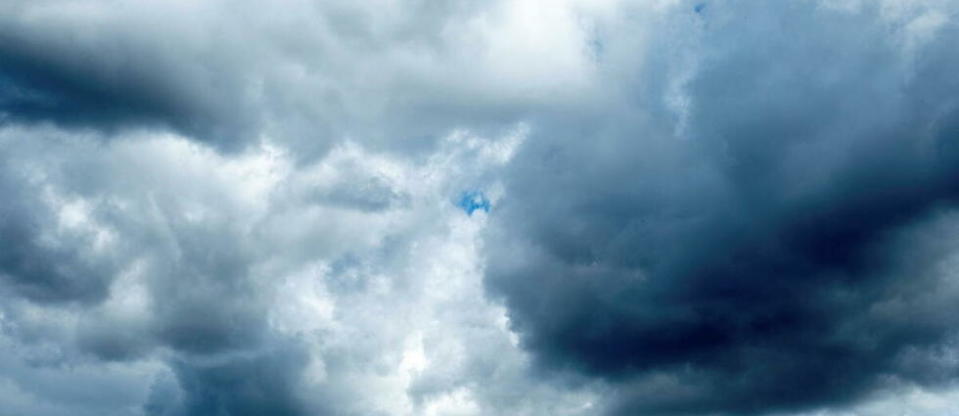 Selon les prévisions de Météo-France, le ciel sera bas et gris sur la moitié nord du pays, tandis que le soleil s'installera sur la moitié sud.
