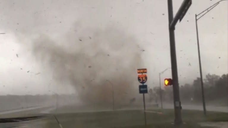 Al menos una persona falleció por una fuerte tormenta que provocó varios tornados el domingo en los estados de Kansas, Oklahoma y Iowa, en el Medio Oeste de Estados Unidos.