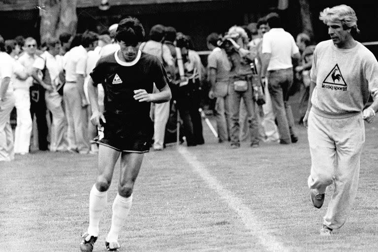 Daniel Passarella y un entrenamiento diferenciado en México 86; a su lado, el doctor Raúl Madero