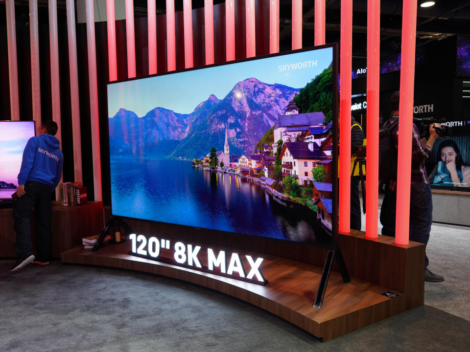 Un televisor de la marca Skyworth, presentanda en un stand de la feria CES de Las Vegas (Photo by Zheng Yi/Xinhua via Getty Images)