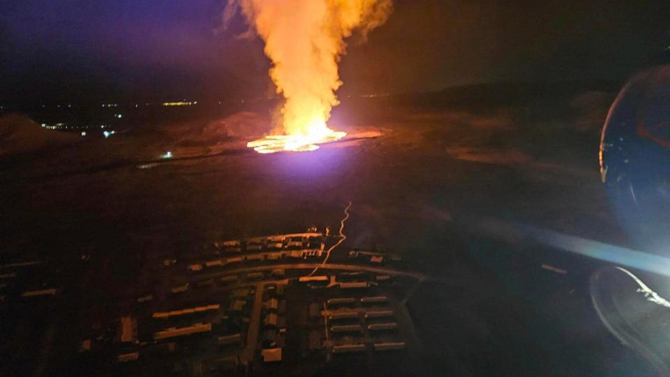 2024年1月14日，冰島西南端的雷克雅內斯半島火山噴發，地點鄰近格林達維克鎮。美聯社