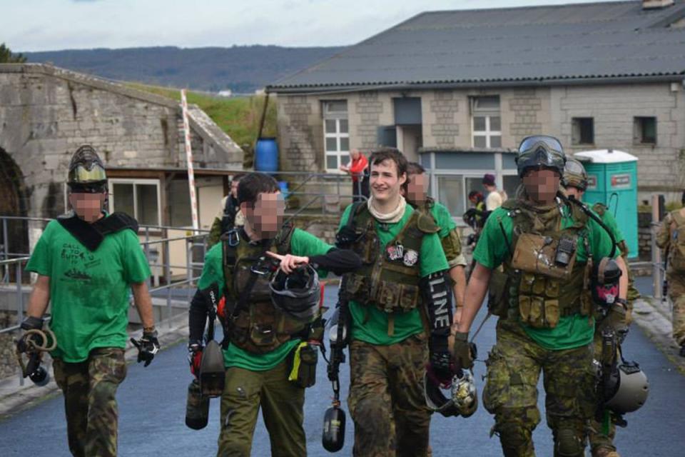 Armed with a crossbow, a hatchet, a Kevlar jacket and his face covered in a gas mask (Agimont Adventure en Paintball)