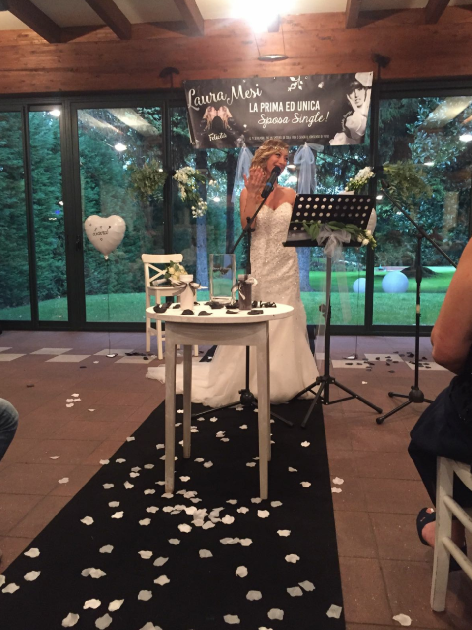 Her solo wedding ceremony featured 70 guests and the typical big wedding cake [Photo: Facebook/laura.mesi.5]