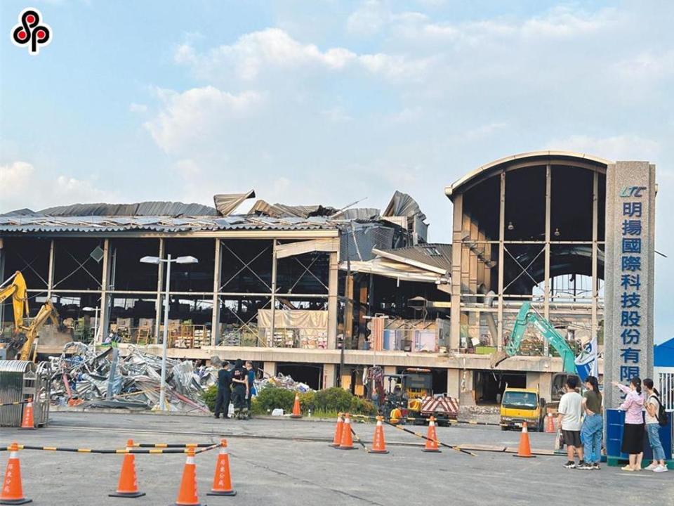 去年發生的明揚大火造成10人死亡，其中4名消防員殉職，立法院7日三讀通過修正工廠管理輔導法。（圖／報系資料照）